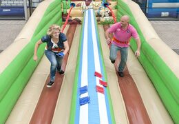 Opblaasbare Bungeerun kopen voor kinderen in thema western. Attractie voor zeskamp sport en spel dorpsfeest bij JB Inflatables