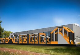 Mega springkussen met obstakelsMega bouncy castle with obstacles