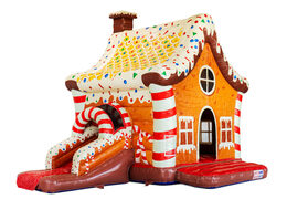 Overdekt springkussen met glijbaan versiering als peperkoekhuisIndoor bouncy castle with slide decoration resembling a gingerbread house, red white brown rood wit bruin