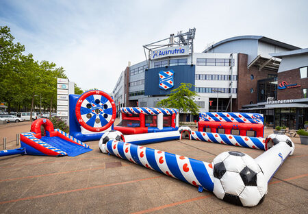 Voetbalattributen in huisstijl laten ontwerpen, opblaasbare promotiematerialen