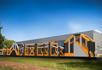 Mega springkussen met obstakelsMega bouncy castle with obstacles