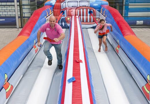 Opblaasbare Bungeerun springkussen bestellen voor kinderen in thema sterkste man. Attractie voor zeskamp sport en spel dorpsfeest bij JB Inflatables