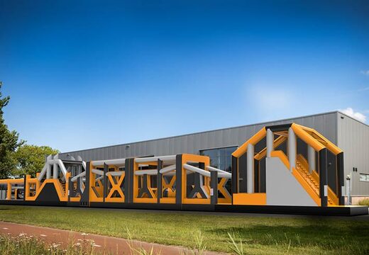 Mega springkussen met obstakelsMega bouncy castle with obstacles