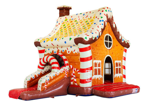 Overdekt springkussen met glijbaan versiering als peperkoekhuisIndoor bouncy castle with slide decoration resembling a gingerbread house, red white brown rood wit bruin